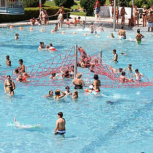 Das Leopoldskroner Freibad "Lepi" wird in der Hochsaison gern von vielen besucht.