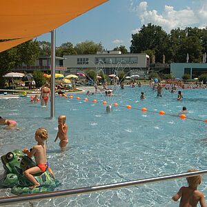 Im Kinderbecken des Leopoldskroner Freibades "Lepi" spielen gern viele Kinder.