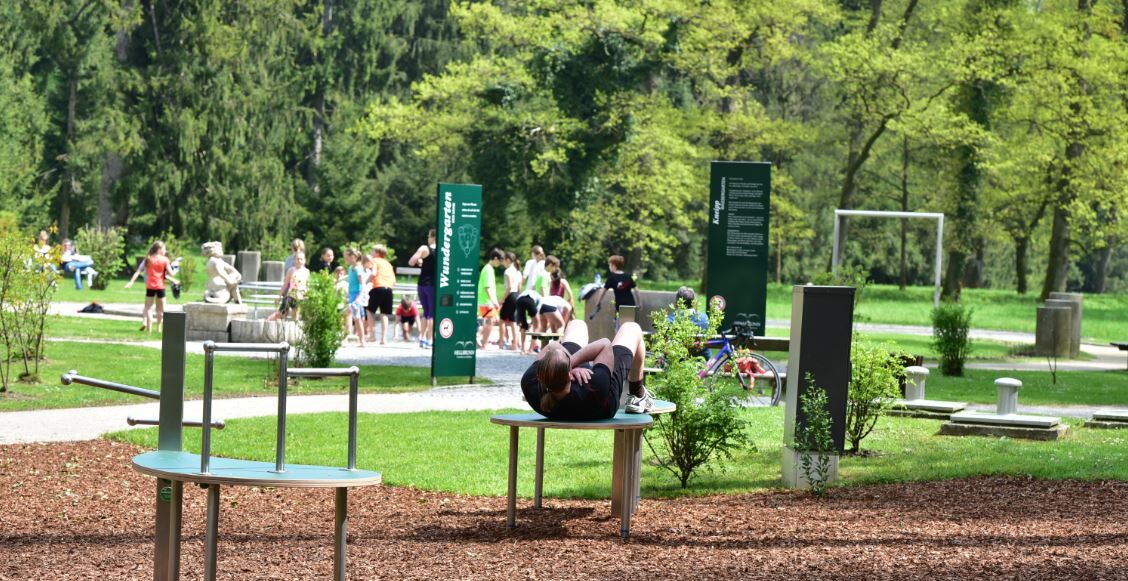 Fitnessparcours im grünen Hellbrunner Park.