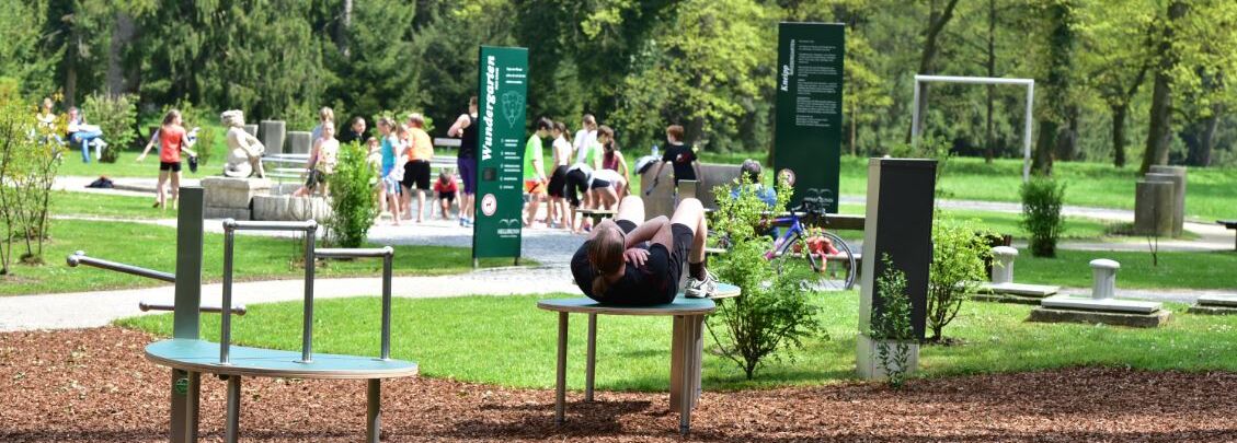 Fitnessparcours im grünen Hellbrunner Park.