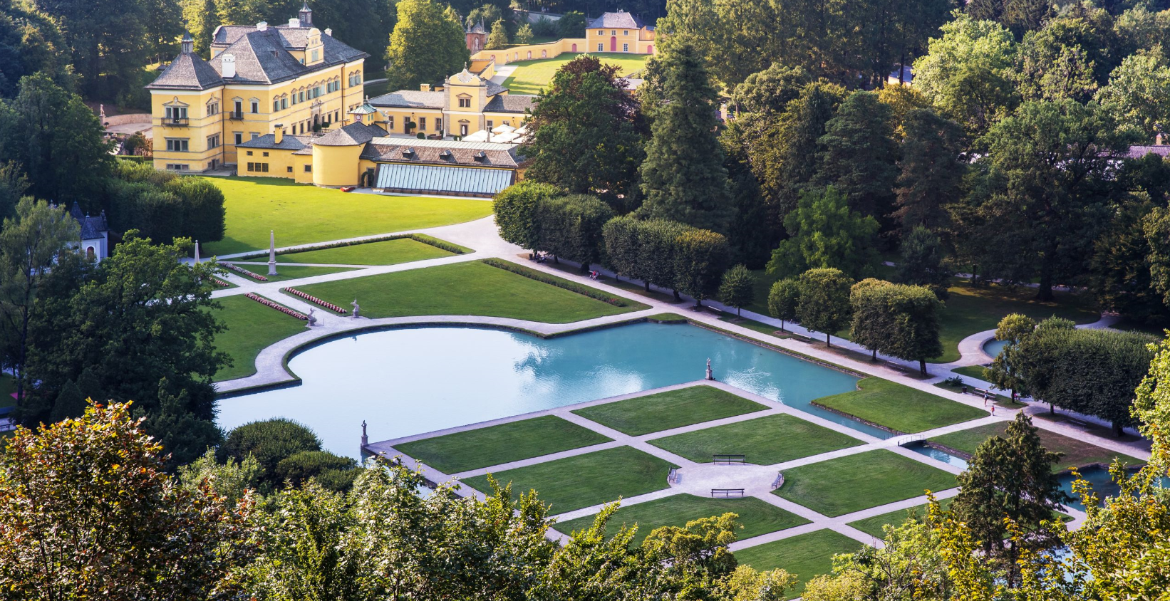 Der Garten und das Schloss Hellbrunn.