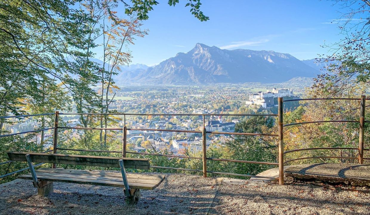 Die Aussichtsterrasse am Mönchsberg mit Aussicht auf die Stadt