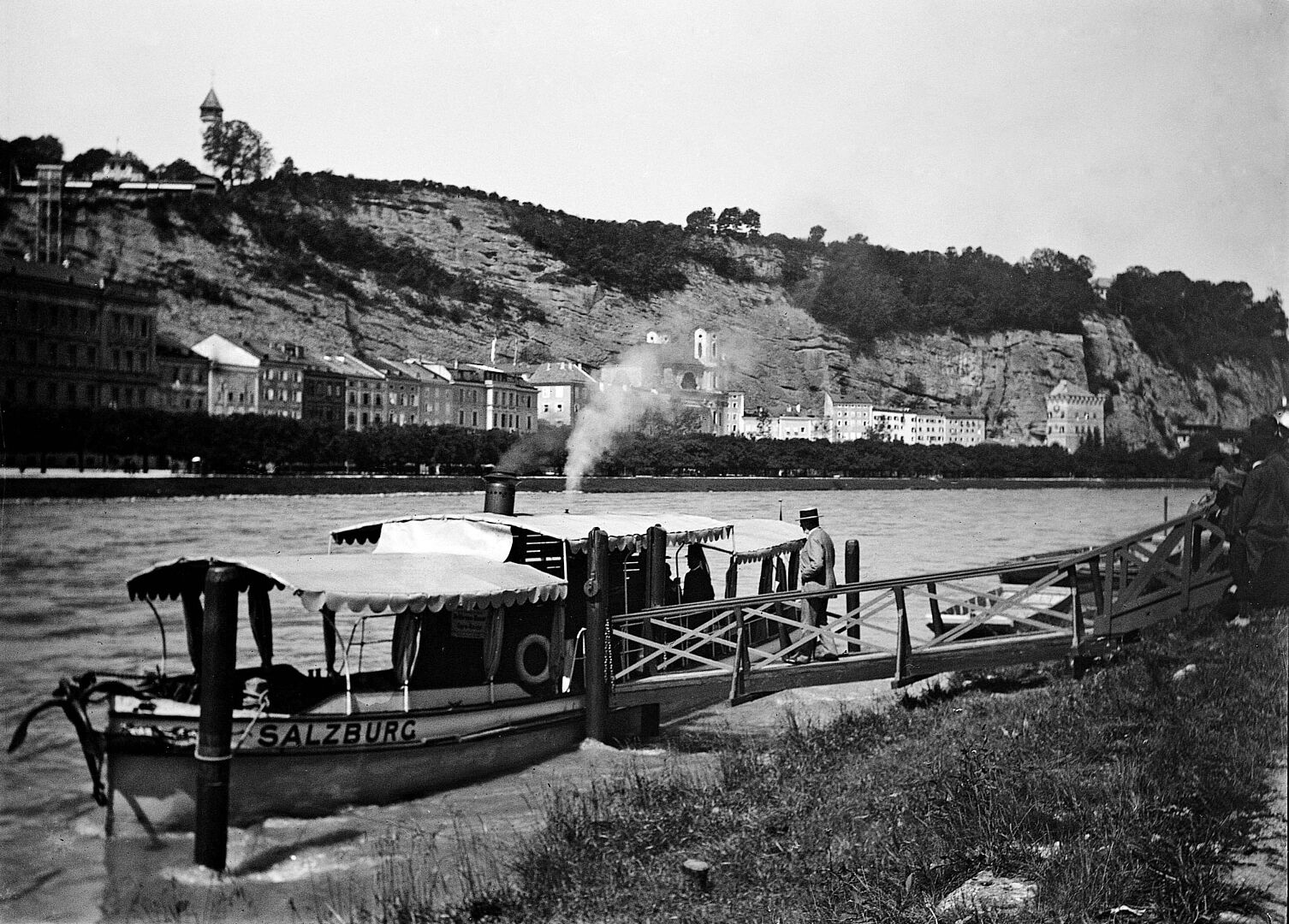 Schwarz-Weiss Fotografie von einem Schiff auf der Salzach.